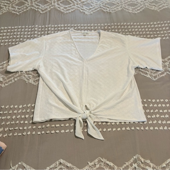 Pioneer Woman Tie Front V-Neck Eyelet Top. Size L - Picture 3 of 7